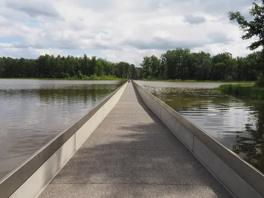 Fietsen en wandelen door het water van de Wijers, Bokrijk (België)